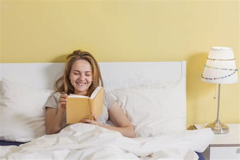 Adolescente Lisant Un Livre Dans Le Lit Photo Stock Image Du Fille Livre 77487168