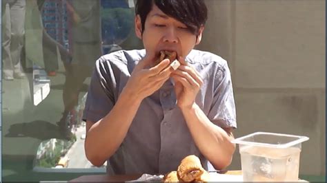 Nathan's hot dog eating contest 20012001年7月4日。ネイサンズ・ホットドッグ早食い選手権。前回王者で世界記録保持者、新井和響と、ルーキー小林尊takeru. 【小林尊】イタリアンビーフ食コンテスト - YouTube