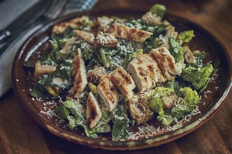 Chicken Caesar Salad: la ricetta con il pollo fresco e saporito