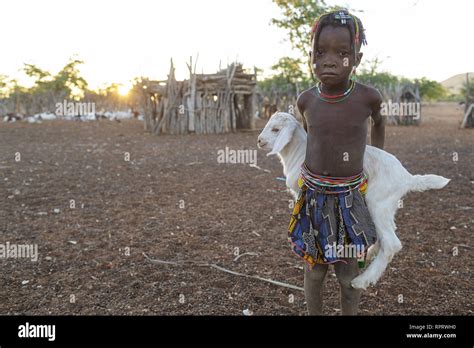 Zemba Tribe Girl Fotos Und Bildmaterial In Hoher Auflösung Alamy