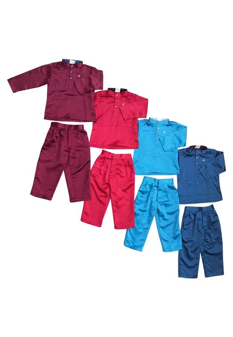 Baju melayu boy, ayrı ve eşleşen kümeler halinde mevcuttur. Boy's Baju Melayu Set | eHari