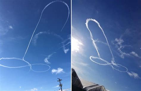 piloto dibuja  gigantesco pene gigante sobre el cielo