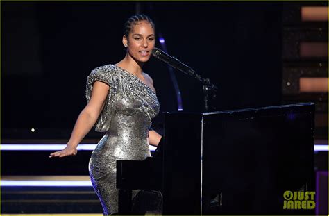 Grammys 2020 Alicia Keys Sings About The Year In Music To Tune Of