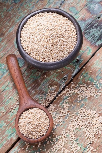 Sementes De Quinoa Em Tigela Em Madeira R Stica Foto Premium