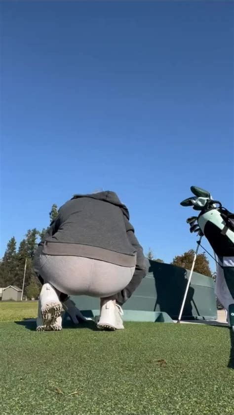 Happyhailey Flashes Her Milf Ass At The Driving Range Scrolller