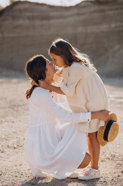 Madre Con Su Hija Juntos Divirtiéndose Foto Gratis