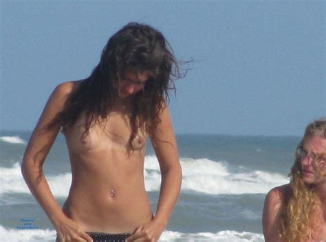 Pequeños pezones largos en topless afuera Chicas desnudas y sus coños