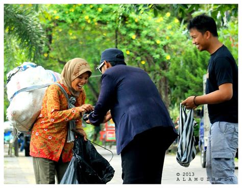 Contoh Perilaku Sila Ke 5 65 Gambar Pengamalan Pancasila Sila Ke 1