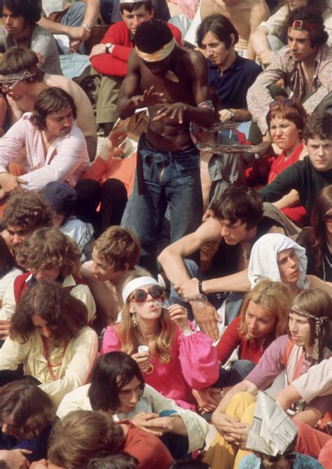 Imagens Que Mostram Como Era A Vida Dos Hippies