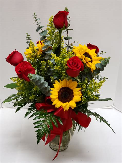 Most popular sunflower bouquet pairings. Roses and Sunflowers (6)