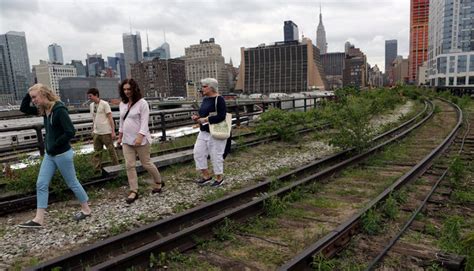 High Line Offers A Walk On The Wild Side The New York Times