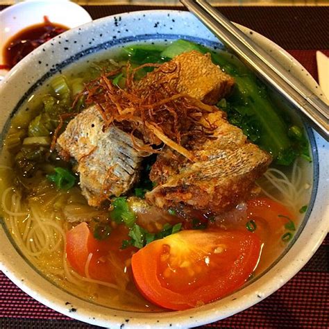 Wash the fish head or fish steaks and pat dry. Fish Head Noodle Soup Recipe (鱼头米粉) - coasterkitchen ...