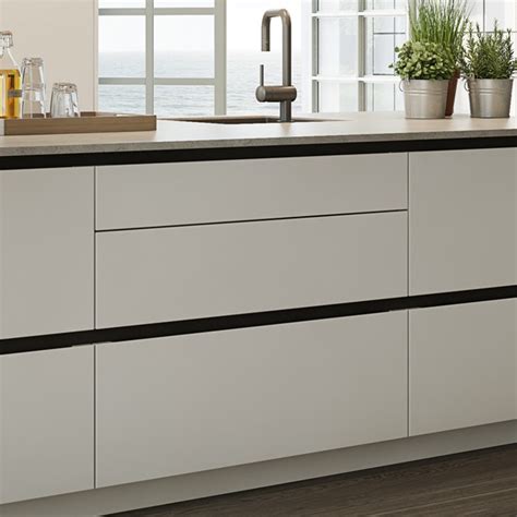 Kvik heeft een uitgebreid aanbod stijlvolle keukens. Tinta ConversatieKeuken® | Een minimalistische witte ...
