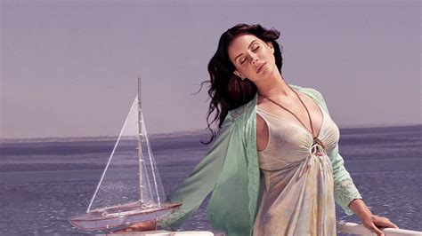Watch Lana Del Rey Gets ‘high By The Beach Smell The Truth