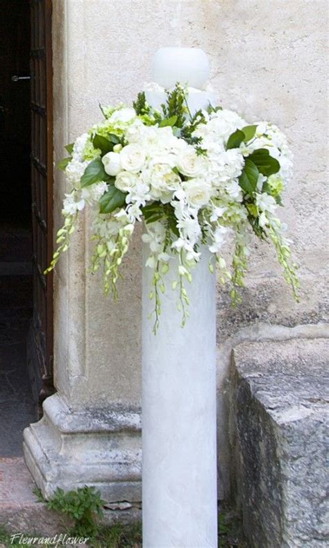 Eleganti e discreti non sono mai inappropriati. Composizione di fiori su colonna per matrimonio | Fiori ...