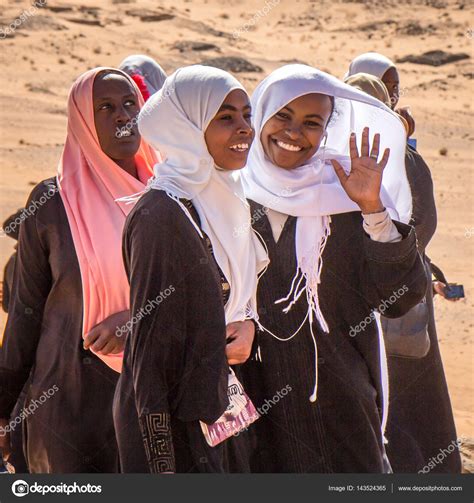 Chicas Jóvenes Sudanesas Posando Para Un Retrato — Foto Editorial De Stock © Kertu Ee 143524365