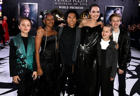 Angelina Jolie Pozuje Z Dziećmi Na Czerwonym Dywanie