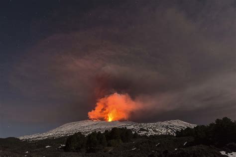 10 Injured By Volcanic Explosion On Italys Mount Etna News 1130