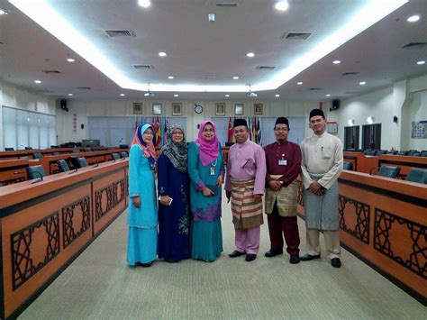Next, after the download process complete, open the file > right click > extract file here. Peranan Penyambut Tetamu Dalam Penganjuran Majlis Formal