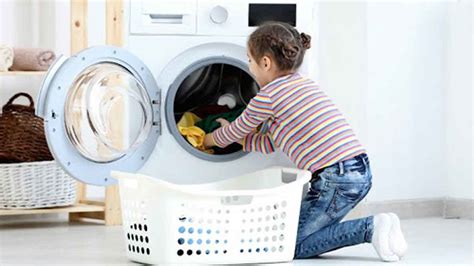 Langkah Mudah Mengajarkan Anak Mencuci Baju Sendiri