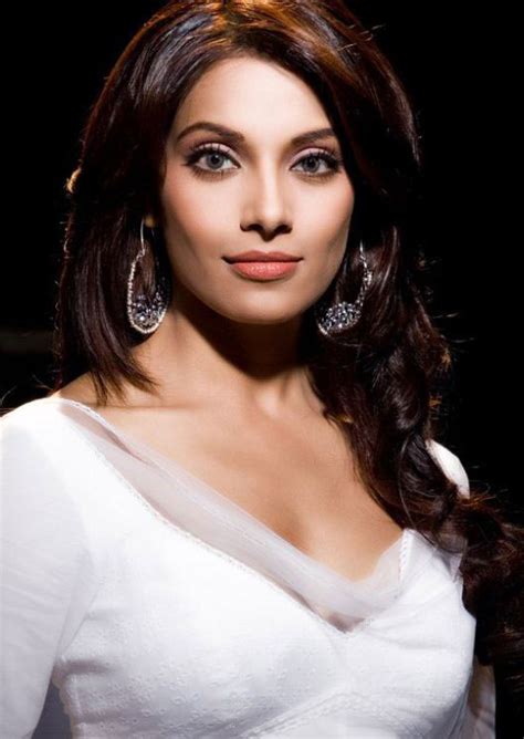 Sizzling Indian Actress Bipasha Basu Profile And Exclusive Pictures