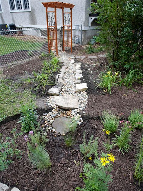 A rain garden is a shallow depression in the ground that captures runoff from a driveway, roof or lawn and allows it to soak into the ground, rather than running across roads, capturing pollutants and delivering them to a stream. 6 Easy Steps to Make a Rain Garden | Better Homes & Gardens