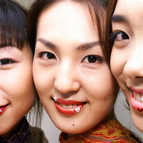 Japanese Women Wearing Brighter Shades Of Lipstick Means Economy Is