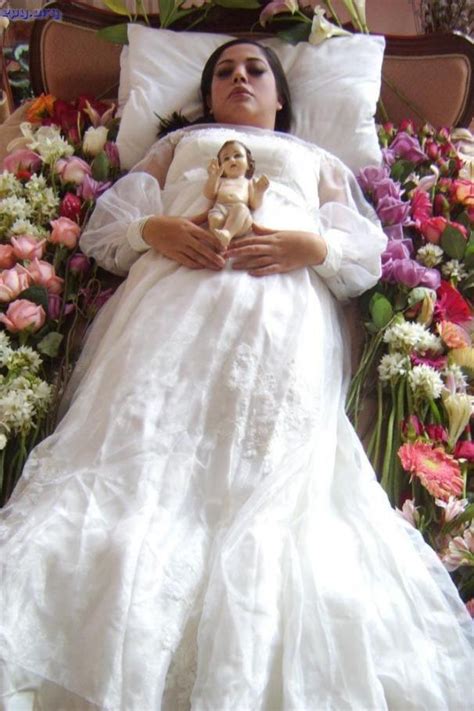 This girl has been dead for a century. Beautiful Girls & Women Dead in Their Coffins