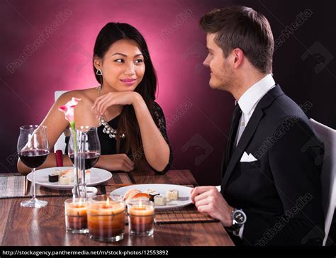 Paare Die Mahlzeit In Restaurant Lizenzfreies Foto 12553892 Bildagentur Panthermedia