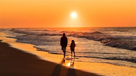 Couple Silhouettes Love Sea Sunset Horizon 4k Hd Wallpaper
