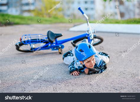 535 Child Fell Bike Images Stock Photos And Vectors Shutterstock
