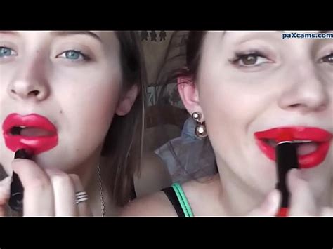 Dos Chicas Desordenado Pintalabios Rojo Bes Ndose Paxcams Com Xvideos Com