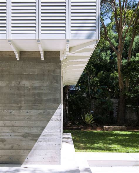 Luigi Rosselli Architects Wrap Arcadia House With A Wall Of White
