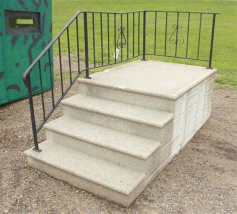 Ready Made Reinforced Concrete Steps In Building Staircase Design