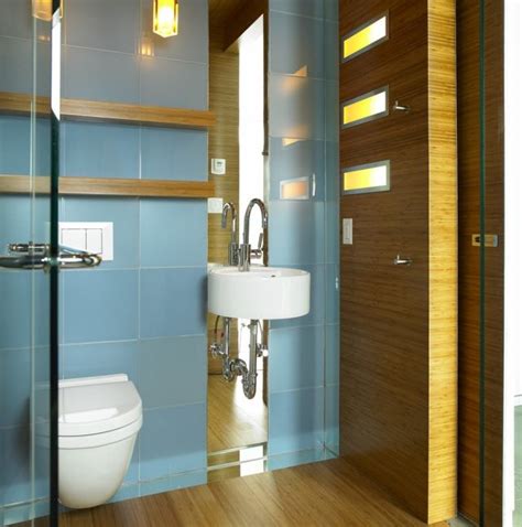 Auch auf wenigen quadratmetern lässt sich ein komfortables bad einrichten. kleines-badezimmer-einrichten-blaue-wandfliesen-spiegel ...