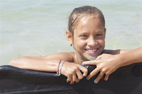 Petite fille sur la plage photo stock Image du été ciel