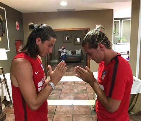 Antoine griezmann haircut 2019 and his new long hairstyles 17 06 2019 neymar did not keep his opinion to himself after antoine griezmann posted a picture of his new hairstyle on social media the atletico madrid star s long hair. Pin by VictoriaTH on Atletico madrid | Griezmann haircut ...