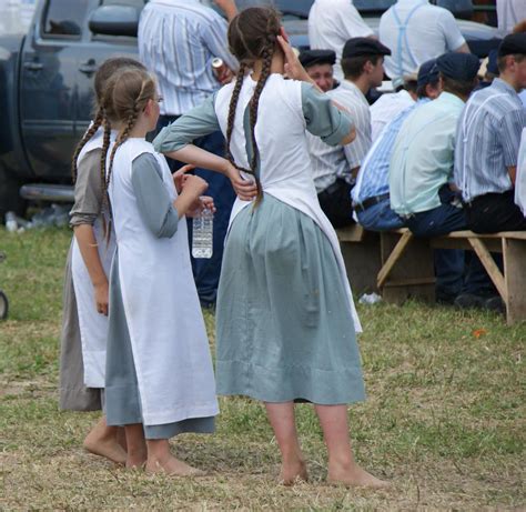 Amish Girls And Bare Feet Some Milverton Area A Flickr