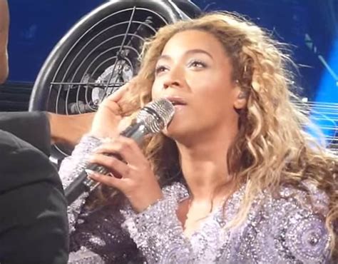beyonce gets her hair caught in fan most embarrassing celeb moments pictures pics
