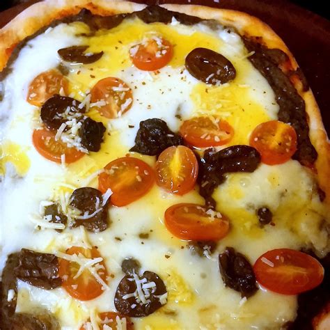 Pizza A La Piedra De Berenjena Ahumada Olivas Negras Tomates Cherrys Muzzarella Y Sardo El