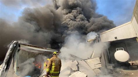 Por fuerte incendio en empresa en santa catarina desalojan empresas y hotel. Se incendia empresa de plásticos en Santa Catarina