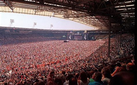 Fans Photos from the 1985 Live Aid Concert at Wembley Stadium, London ...