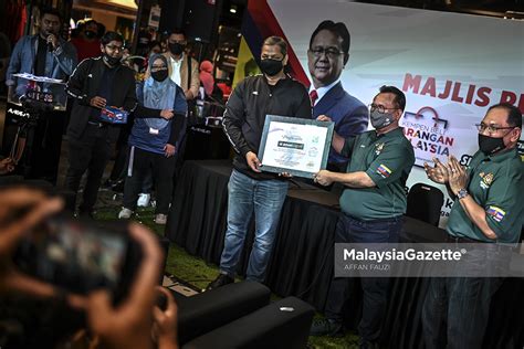 The ministry of domestic trade and consumer affairs (kpdnhep) enforcement unit is always monitoring and ensuring that there are no fraudulent sales of face masks online, said its minister datuk alexander nanta linggi. Alexander Nanta Linggi Rasmi Kempen Beli Barangan Malaysia