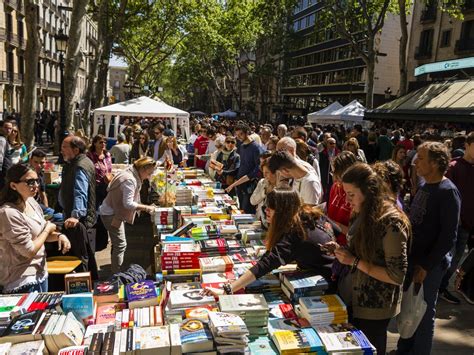 Celebra Sant Jordi La Fiesta Del Libro Y La Rosa En Catalunya