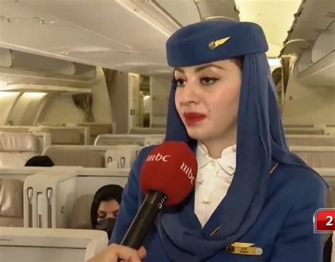 شاهد أول مضيفة سعودية تروي تجربتها في التحليق وخدمة المسافرين على متن الطائرة