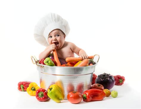 È molto importante l'assunzione di liquidi e l'adozione di una dieta variata ricca di frutta e verdura. Quali alimenti per i bimbi più piccoli | Gli Amici di Pooh