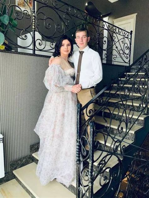 35 Year Old Stepmom Marries Her 20 Year Old Stepson 14 Pics