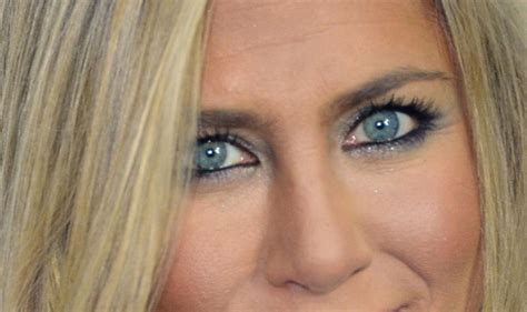 Jennifer Aniston Wore A Blue Smoky Eye Like Out In Public And She