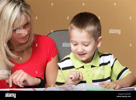 Madre E Hijo Juntos Dibujo Mamá Ayudando Con Las Tareas Daycare Fondo