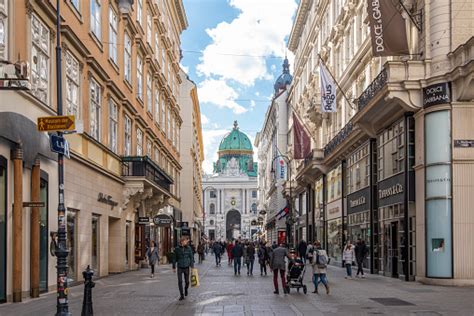 Foto De Pessoas Andando Em Uma Rua De Pedestres No Centro De Viena